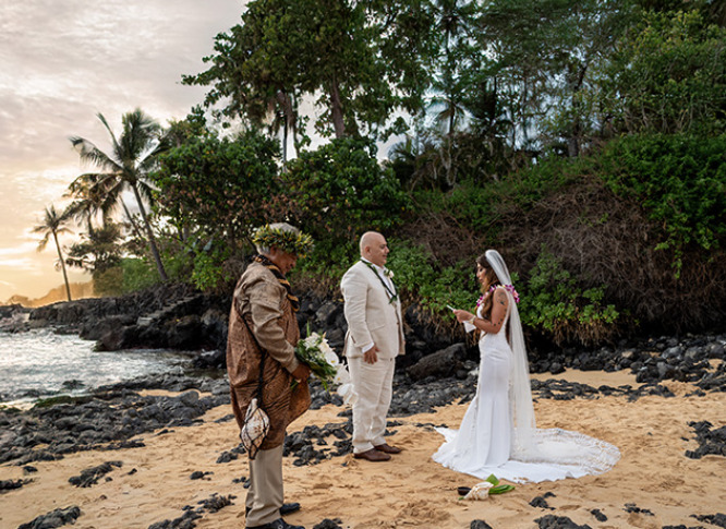 At Lokahi Photography, we are passionate about capturing timeless moments across the beautiful Hawaiian Islands, with a special focus on Maui.