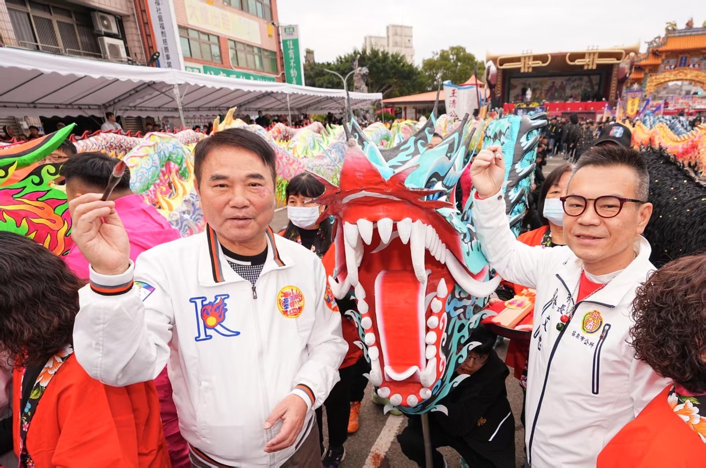 Seven Stages of Dragon Bombing [Dragon Eye Dotting] through the consecration ceremony, Eye Dotting Officials— Miaoli County Magistrate Chung Tung-Chin and Miaoli City Mayor Yu Wen-Chung respectfully welcome the Dragon God’s descent, bestowing divine spirit upon the Dragon Bombing ritual.