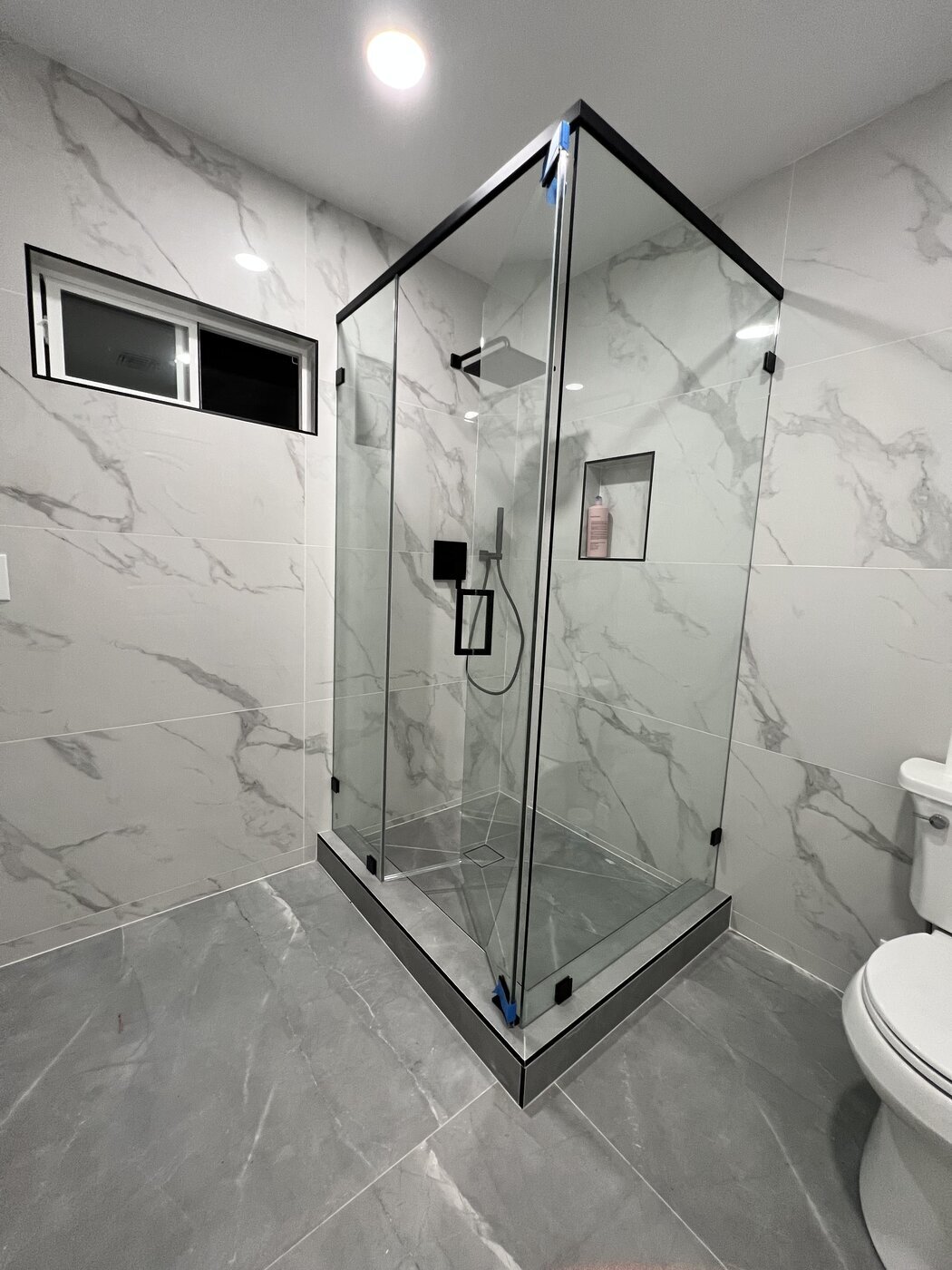 Glass Kings is a premier glass installation company serving Los Angeles and the surrounding Southern California areas.