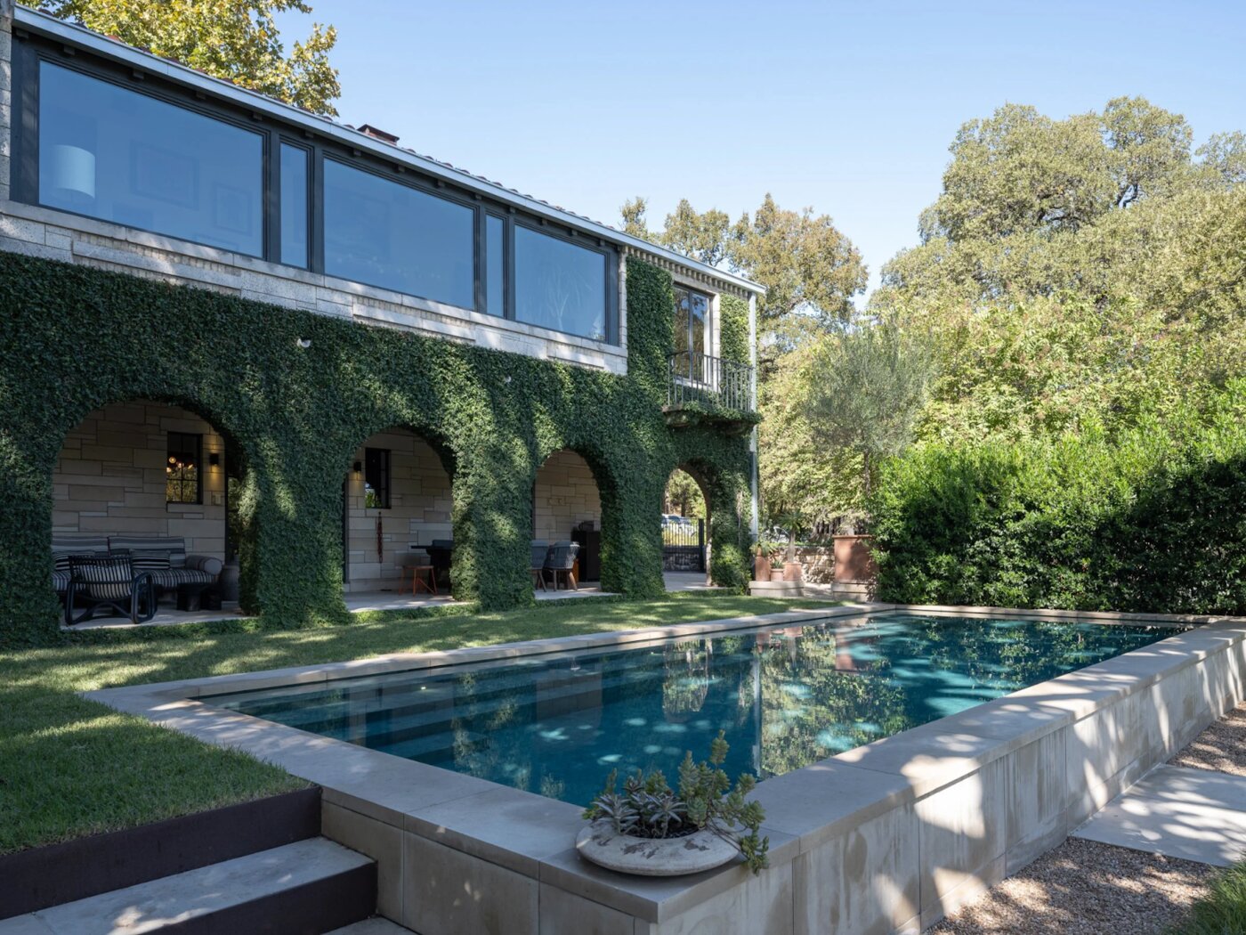 Modern Pools plans and delivers luxury residential pools through an integrated approach that blends creative design, engineering discipline, and skilled construction.