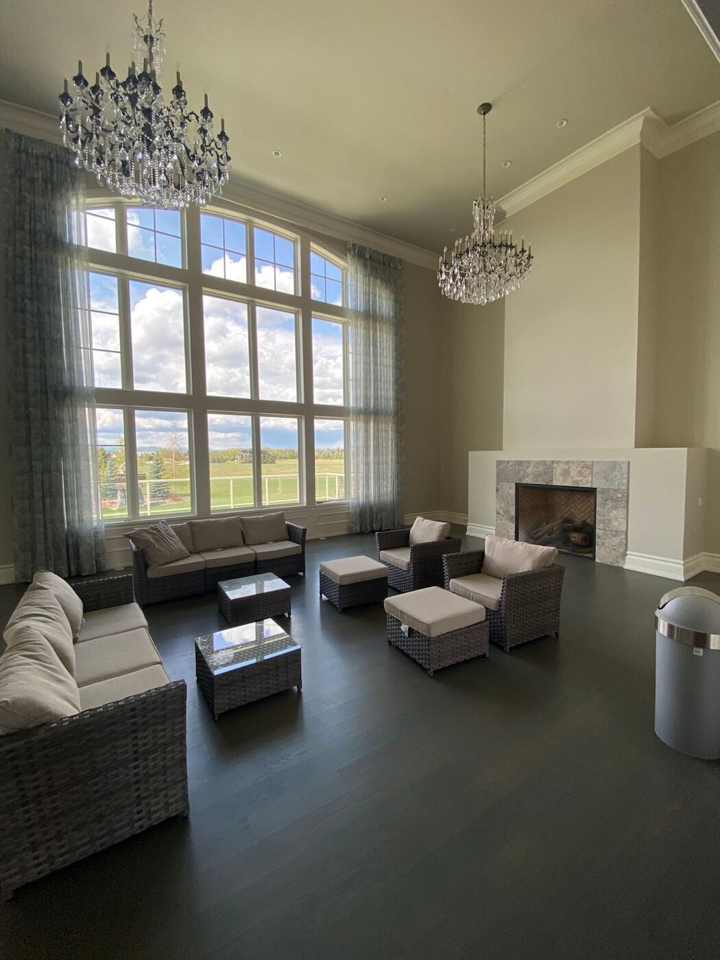 Elite Trade Painting is a Canadian painting contractor providing residential and commercial interior and exterior painting services throughout Canada.