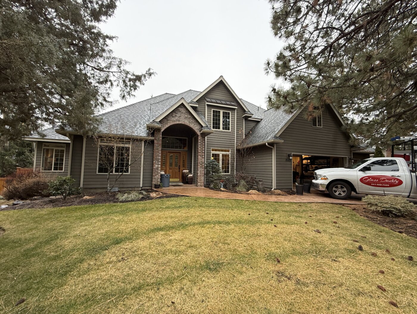 Glass Daddy Bend is a locally owned glass and window company based in Central Oregon, specializing in residential and commercial glass installation, custom shower enclosures, mirrors, and replacement windows.