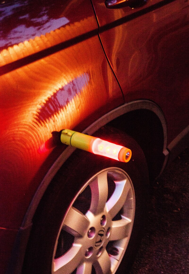 5 In 1 Window Breaker, Seat Belt Cutter, LED Flashlight, Emergency Beacon with Magnetic Base