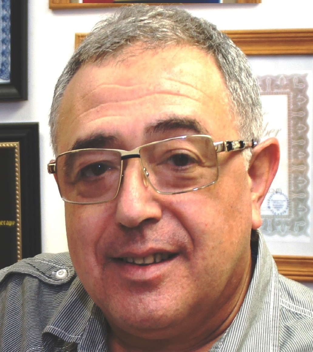 Dr. Tsan: Medical doctor treats patients using different alternative techniques
