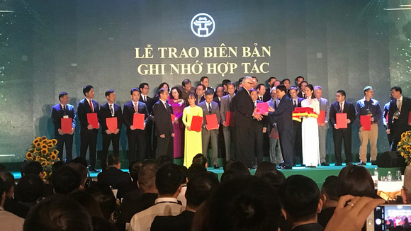 Mark Falkowski, CEO of Pyrexar, receives award at the Hanoi Investment and Development Cooperation event