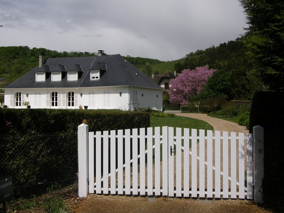R2 Roof Guys Shares Common Signs That You Need a New Fence