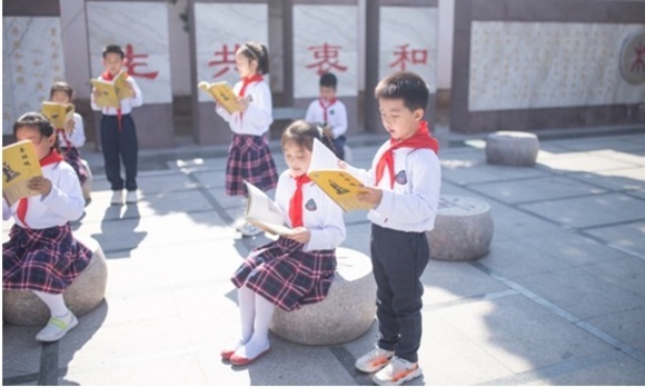 Students reading Confucius analects in School