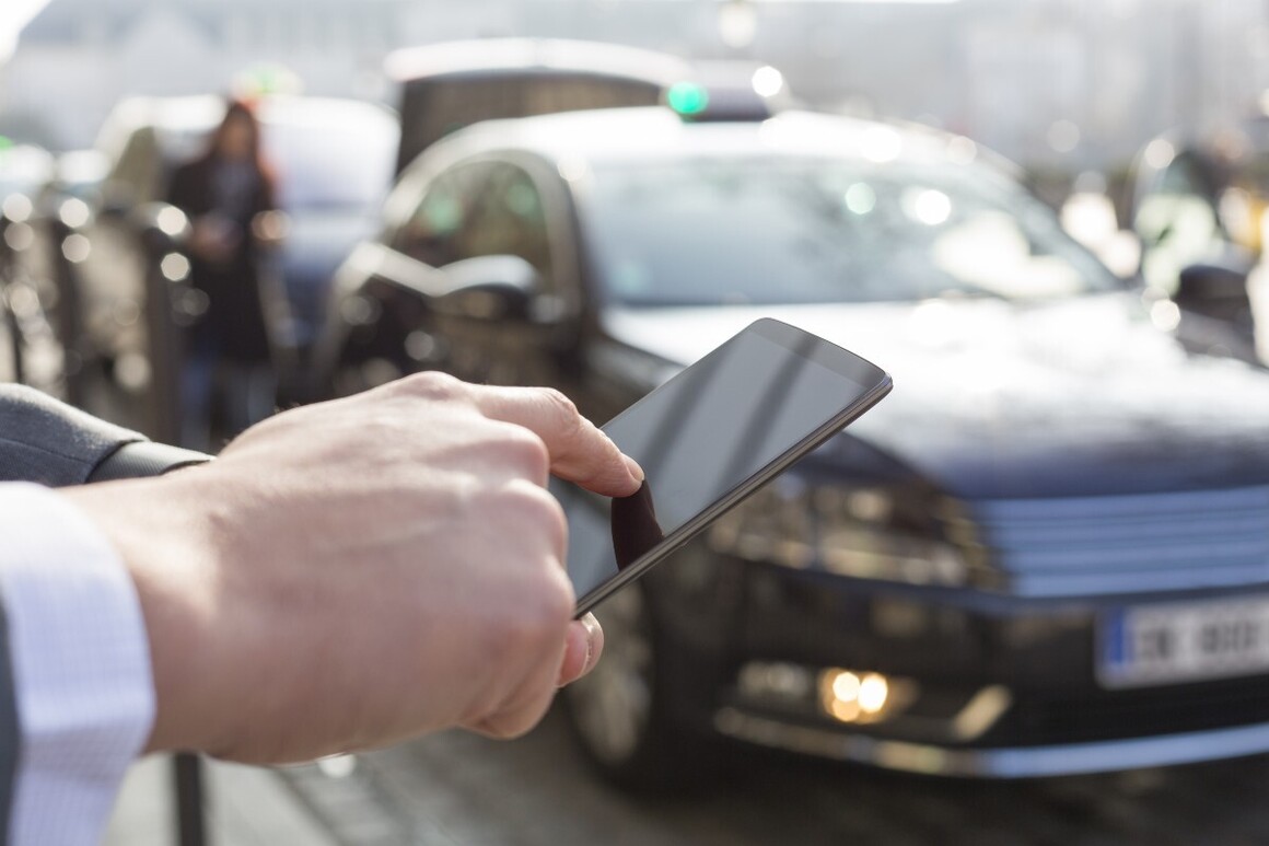 The Benefits of Booking a Swindon Taxi Online vs Calling a Taxi Company 