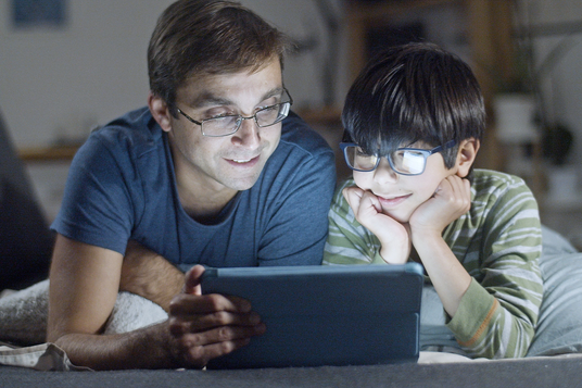 Blue Light Glasses Canada Reduces Eye Strain and Improves Sleep