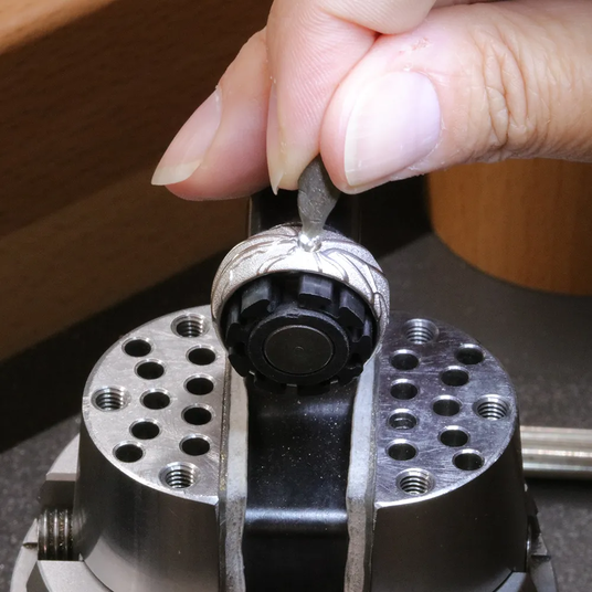 Unique memorial ring from Basel combines retinal pattern with diamond made from ashes